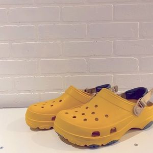 yellow all terrain crocs men size 10/ women’s 12
